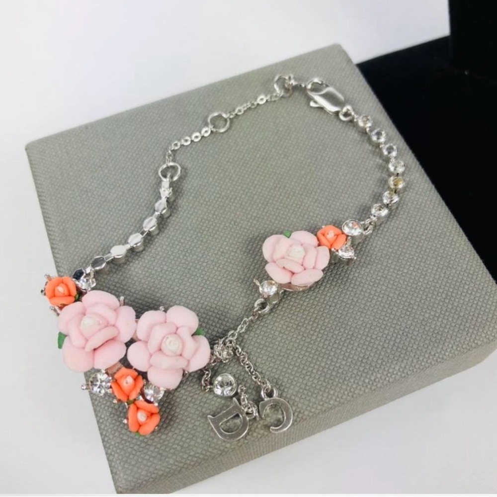 🔥EUC Christian Dior floral bracelet approximately 8” no￼stones missing +box🔥 - Picture 6 of 11
